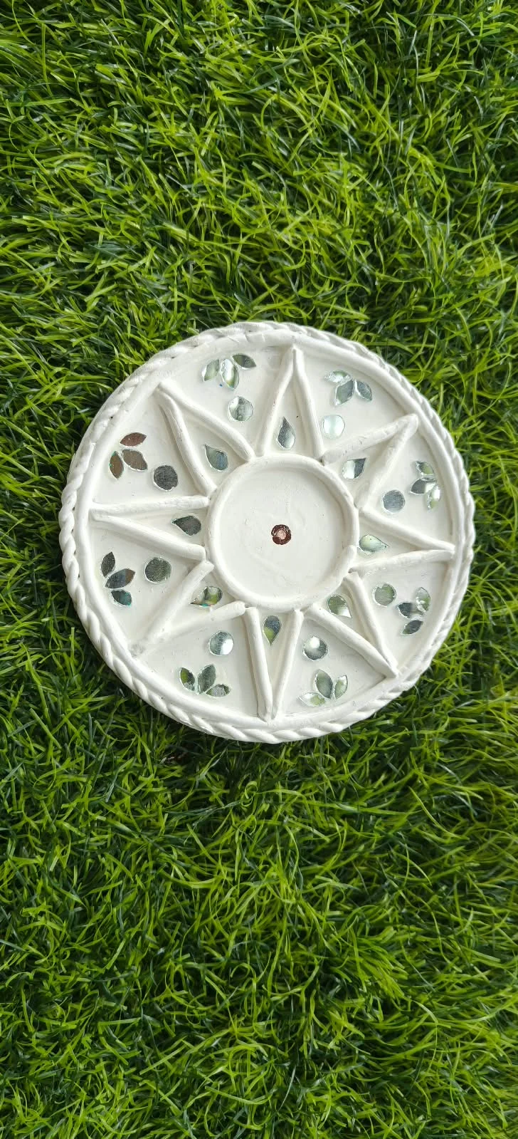 Handmade circular Lippan art, white star design