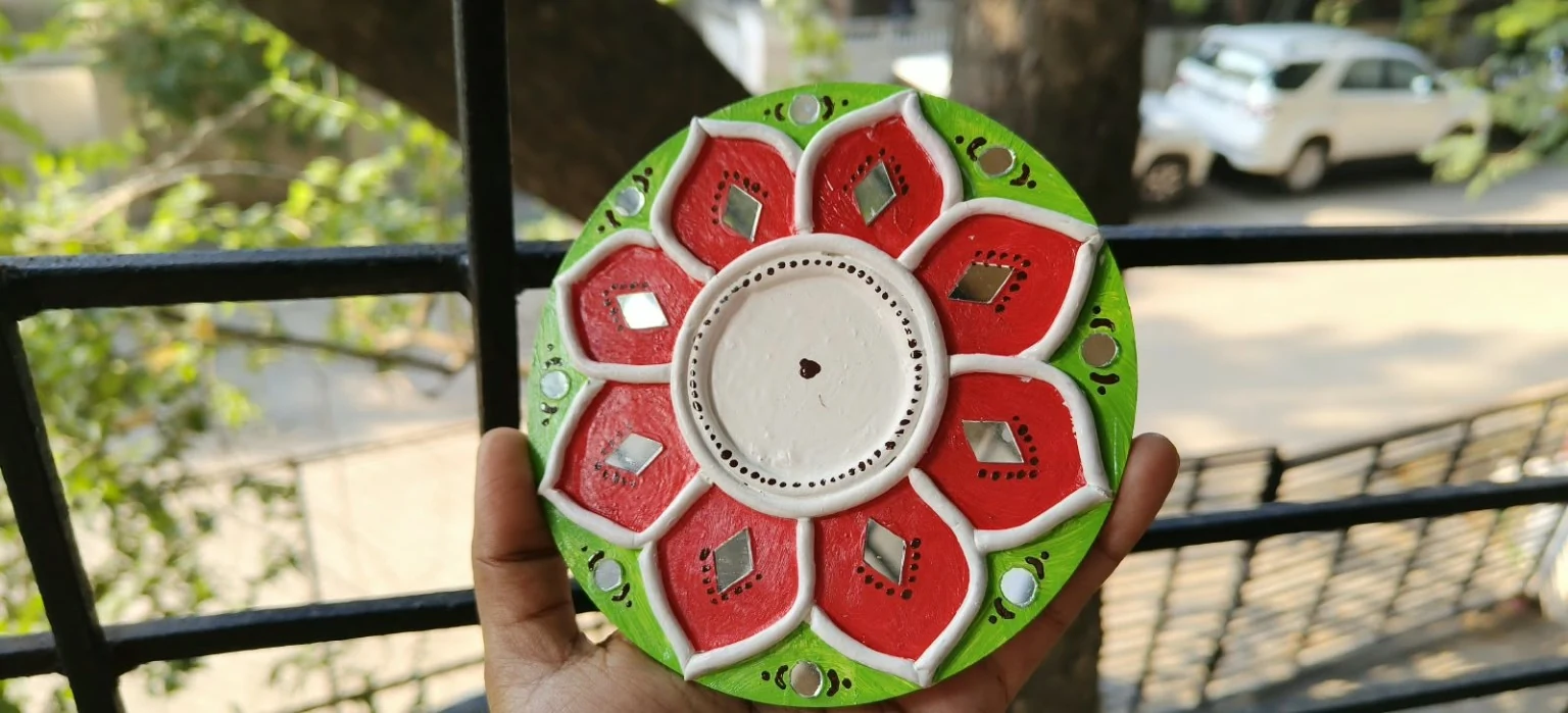 Handmade circular Lippan art, red & green design